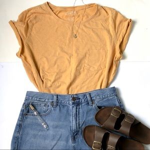 Universal thread short yellow T-shirt size large🦋